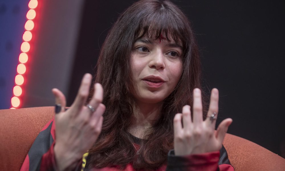 La cantante mexicana Bratty, habla durante una entrevista con EFE este lunes, en Ciudad de México (México). EFE/ Isaac Esquivel