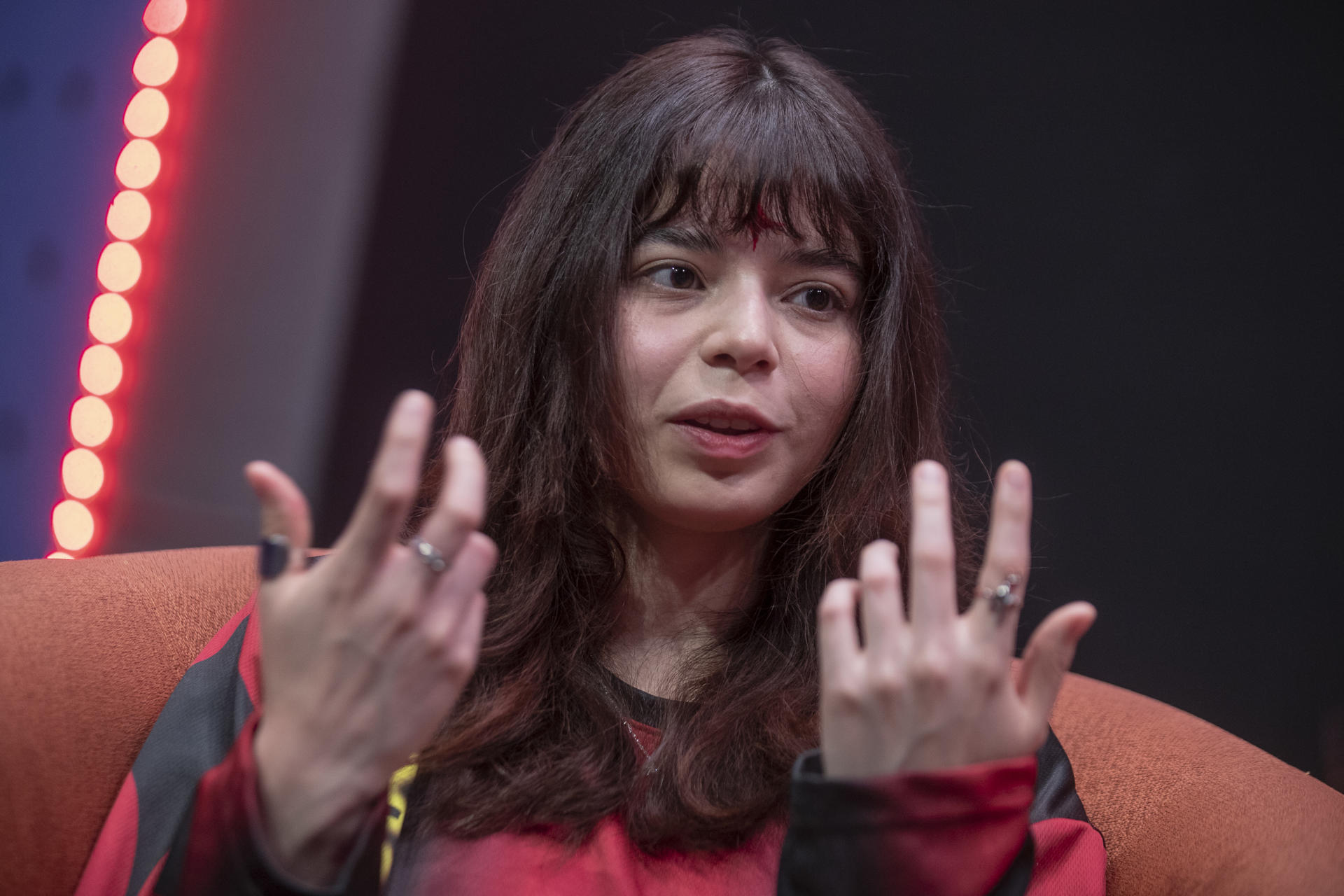 La cantante mexicana Bratty, habla durante una entrevista con EFE este lunes, en Ciudad de México (México). EFE/ Isaac Esquivel