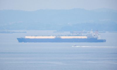 SINGAPUR, 22/04/2026.- Desde un ático con vistas al estrecho de Singapur, Remy Osman otea y documenta a diario buques que transitan sus aguas, entre ellos los de la llamada "flota fantasma" de Irán, un peculiar pasatiempo que cobra especial relevancia en medio de la guerra de Estados Unidos e Israel contra el país persa. Este británico de 32 años, empleado en la industria de la alimentación y las bebidas, dedica su tiempo libre a rastrear embarcaciones que atraviesan el angosto estrecho de Singapur, contiguo al de Malaca, una de las principales rutas del comercio marítimo internacional, y que actúa como almacén flotante de millones de barriles de petróleo sancionado, gran parte iraní. En la imagen, un buque metanero Q-Max, avistado por Remy Osman desde un ático frente al estrecho de Singapur. EFE/Remy Osman  *****SOLO USO EDITORIAL/SOLO DISPONIBLE PARA ILUSTRAR LA NOTICIA QUE ACOMPAÑA (CRÉDITO OBLIGATORIO) *****
