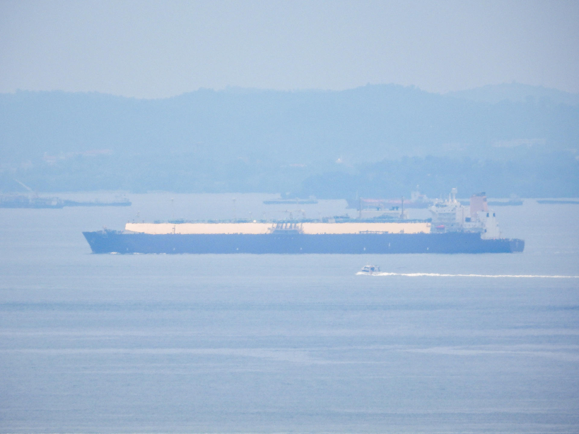 SINGAPUR, 22/04/2026.- Desde un ático con vistas al estrecho de Singapur, Remy Osman otea y documenta a diario buques que transitan sus aguas, entre ellos los de la llamada "flota fantasma" de Irán, un peculiar pasatiempo que cobra especial relevancia en medio de la guerra de Estados Unidos e Israel contra el país persa. Este británico de 32 años, empleado en la industria de la alimentación y las bebidas, dedica su tiempo libre a rastrear embarcaciones que atraviesan el angosto estrecho de Singapur, contiguo al de Malaca, una de las principales rutas del comercio marítimo internacional, y que actúa como almacén flotante de millones de barriles de petróleo sancionado, gran parte iraní. En la imagen, un buque metanero Q-Max, avistado por Remy Osman desde un ático frente al estrecho de Singapur. EFE/Remy Osman  *****SOLO USO EDITORIAL/SOLO DISPONIBLE PARA ILUSTRAR LA NOTICIA QUE ACOMPAÑA (CRÉDITO OBLIGATORIO) *****