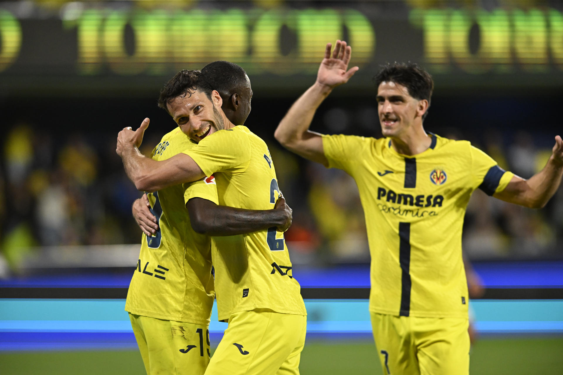 En centrocampista marfileño del Villarreal Nicolas Pepe (i) celebra su gol, segundo del equipo ante el Celta, durante el encuentro de la jornada 32 de LaLiga que Villarreal CF y Celta de Vigo disputan en el estadio de La Cerámica. EFE/Andreu Esteban