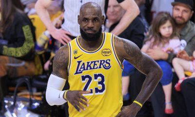 LeBron James, de Los Angeles Lakers, reacciona durante el primer partido de la serie de eliminatorias de la NBA entre Houston Rockets y Los Angeles Lakers en el Crypto.com Arena de Los Ángeles, California (Estados Unidos). EFE/Ariana Ruiz