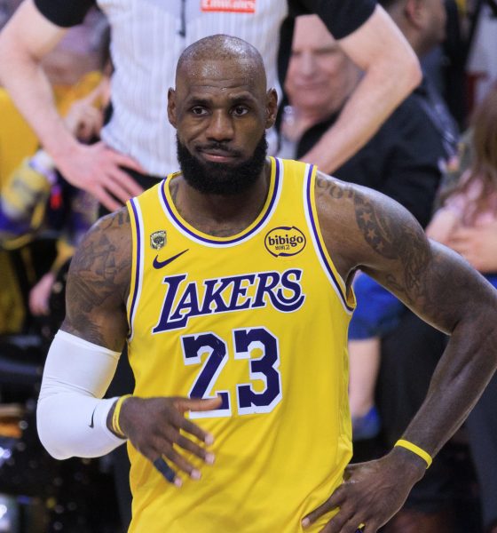 LeBron James, de Los Angeles Lakers, reacciona durante el primer partido de la serie de eliminatorias de la NBA entre Houston Rockets y Los Angeles Lakers en el Crypto.com Arena de Los Ángeles, California (Estados Unidos). EFE/Ariana Ruiz
