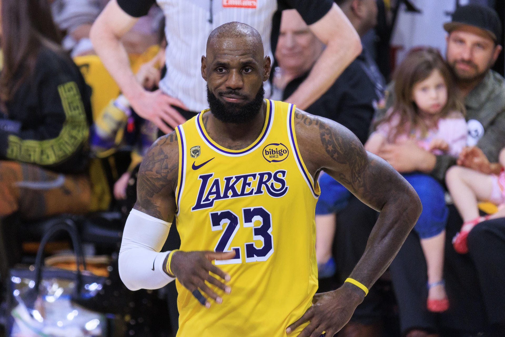 LeBron James, de Los Angeles Lakers, reacciona durante el primer partido de la serie de eliminatorias de la NBA entre Houston Rockets y Los Angeles Lakers en el Crypto.com Arena de Los Ángeles, California (Estados Unidos). EFE/Ariana Ruiz
