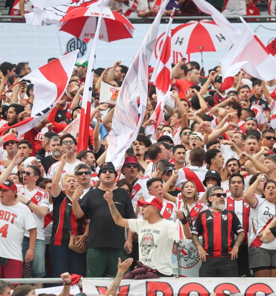Hinchas de River Plate animan previo a un partido de la Liga Profesional Argentina entre River Plate y Boca Juniors. EFE/ Juan Ignacio Roncoroni