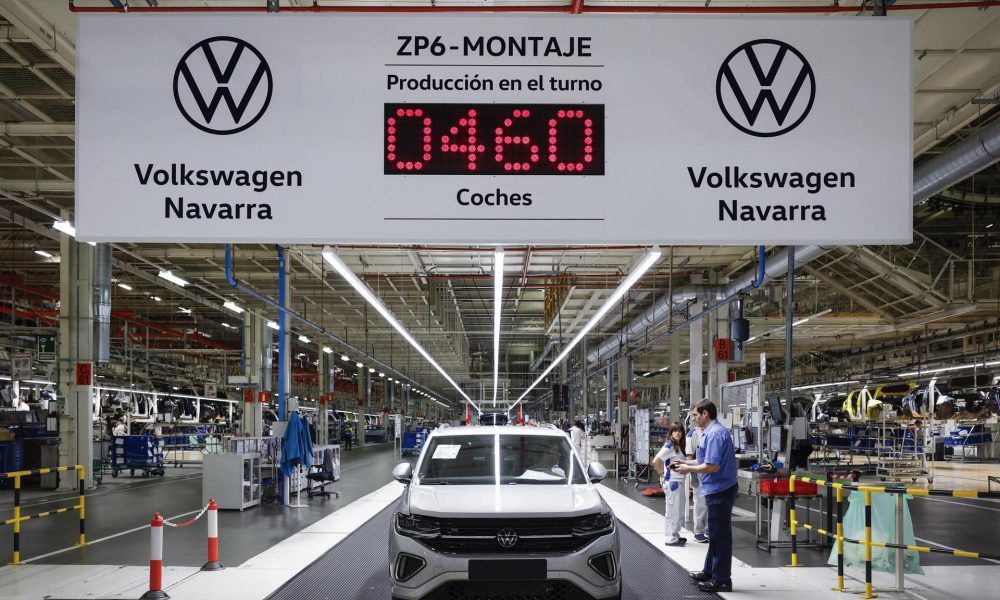 Imagen de archivo de la factoría de Volkswagen en la región española de Navarra . EFE/ Villar López