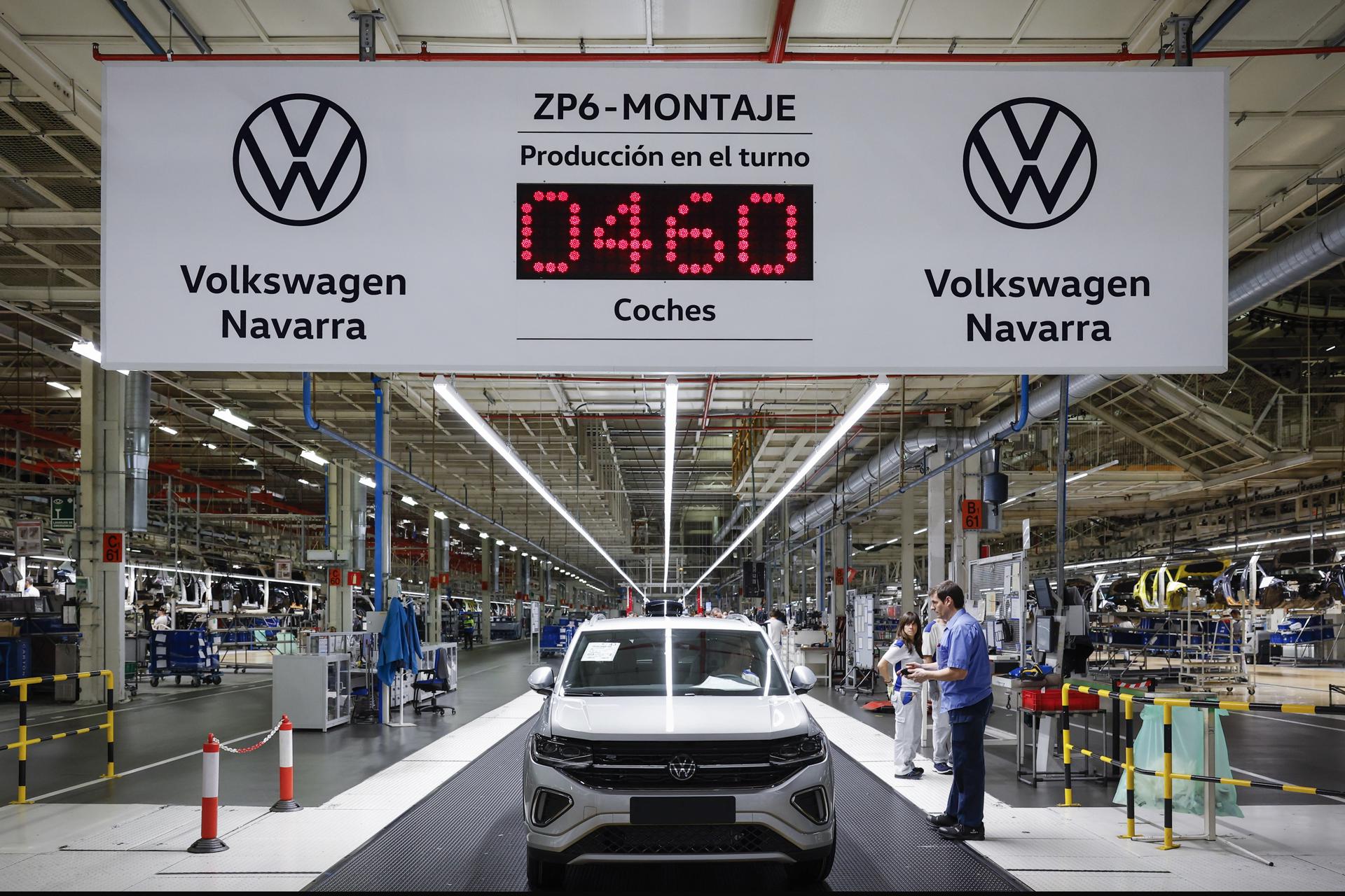Imagen de archivo de la factoría de Volkswagen en la región española de Navarra . EFE/ Villar López