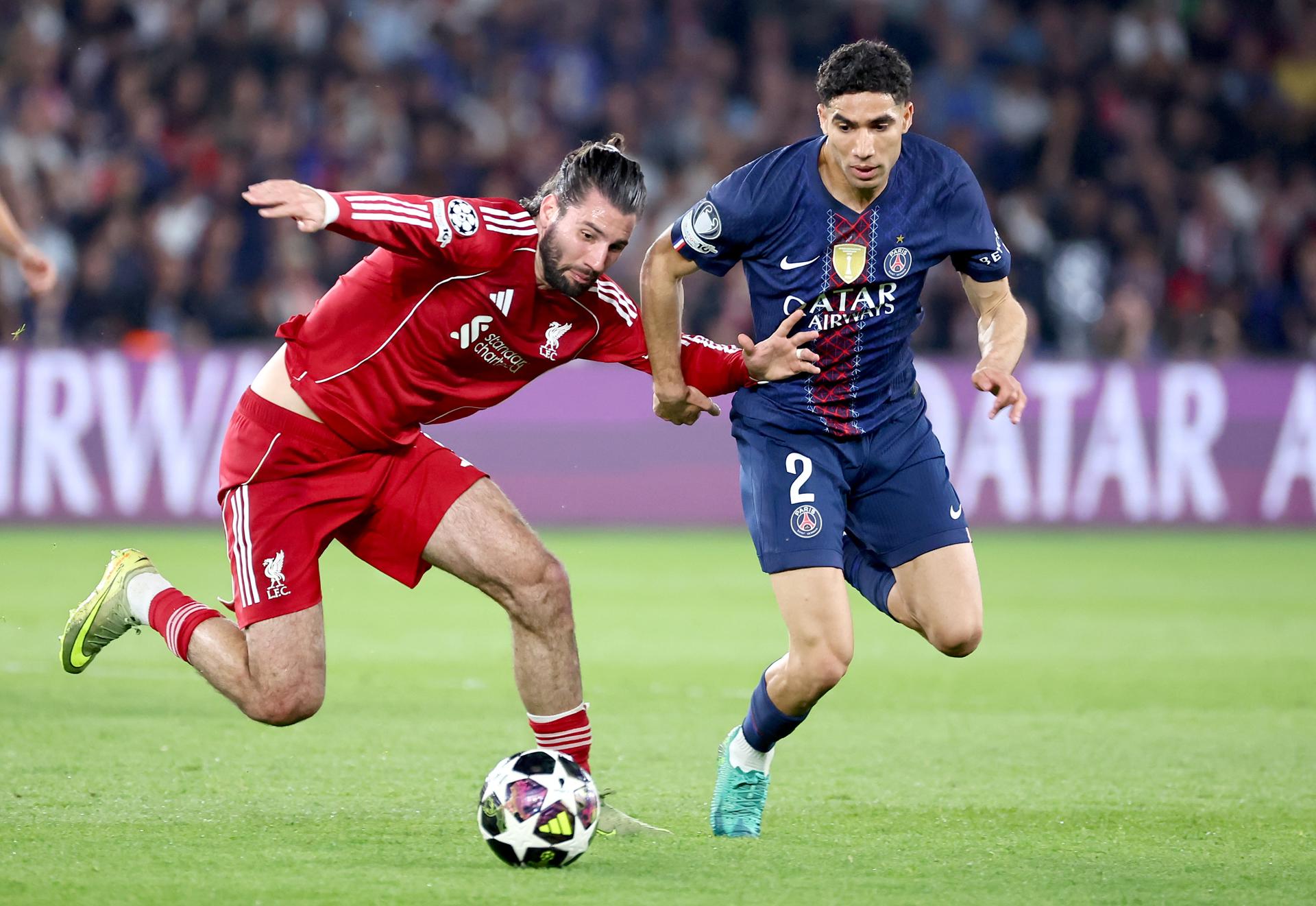 El defensa marroquí del París Saint-Germain Achraf Hakimi durante el partido que han jugado Paris Saint-Germain FC y Liverpool FC en París, Francia. EFE/EPA/CHRISTOPHE PETIT TESSON
