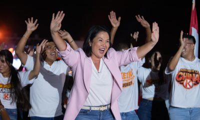 La candidata a la Presidencia de Perú por el partido Fuerza Popular, Keiko Fujimori (c), reacciona durante el cierre de su campaña este jueves, en Lima (Perú). EFE/ Renato Pajuelo