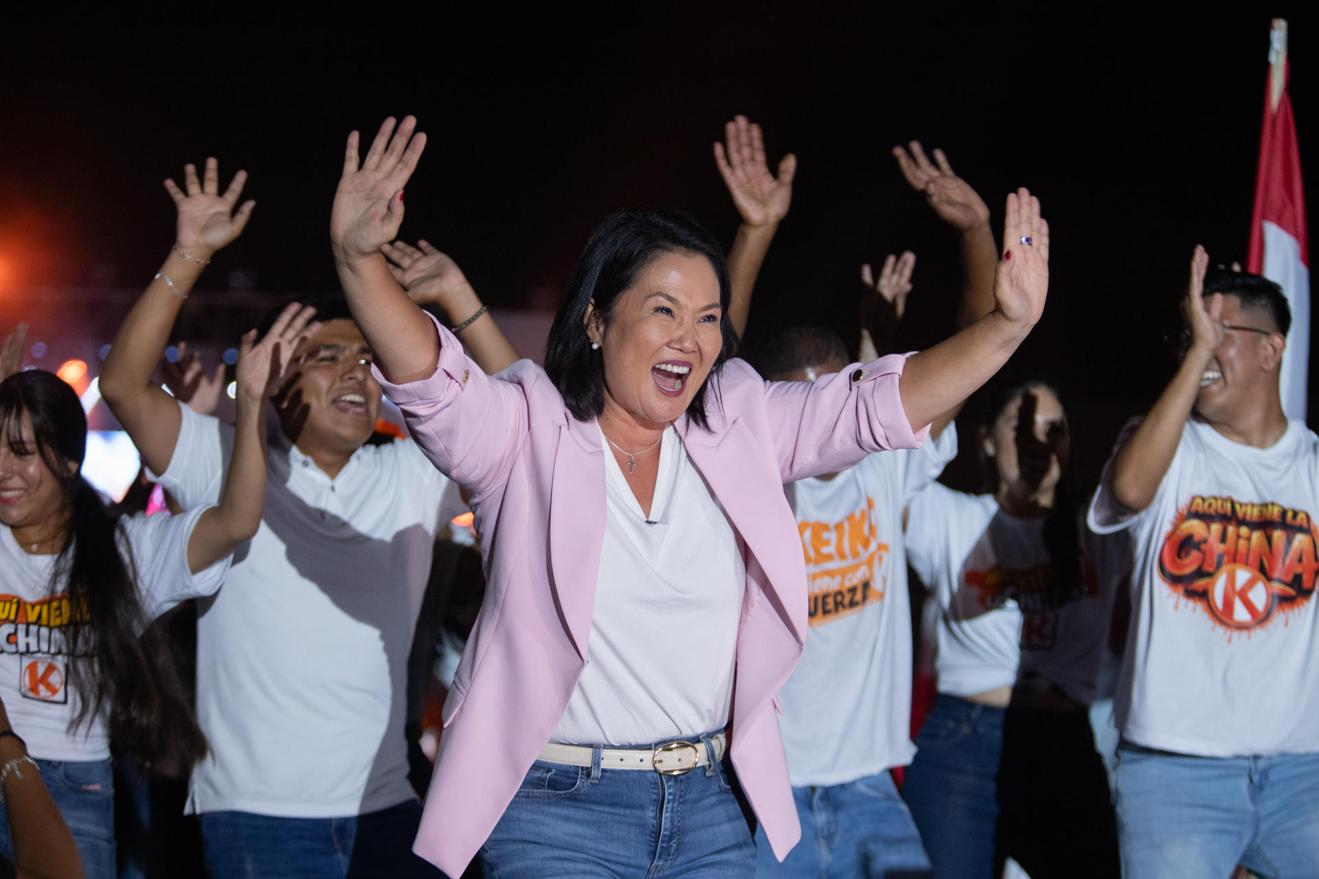 La candidata a la Presidencia de Perú por el partido Fuerza Popular, Keiko Fujimori (c), reacciona durante el cierre de su campaña este jueves, en Lima (Perú). EFE/ Renato Pajuelo