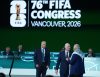 Jibril Rajoub (d), presidente de la Asociación Palestina de Fútbol, habla con el presidente de la FIFA, Gianni Infantino, ante la mirada de Moshe 'Shino' Zuares (i), presidente de la Asociación de Fútbol de Israel, durante uno de los momentos más tensos del Congreso 76 de la FIFA celebrado este jueves en Vancouver. EFE/EPA/BOB FRID
