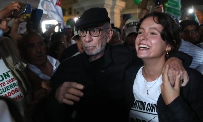 El candidato a la Presidencia de Perú por el Partido Cívico Obras, Ricardo Belmont (c). EFE/ Paolo Aguilar