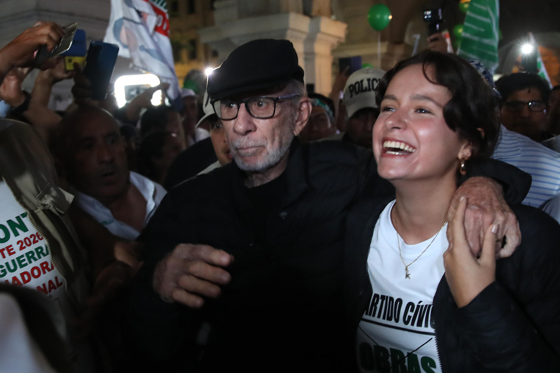 El candidato a la Presidencia de Perú por el Partido Cívico Obras, Ricardo Belmont (c). EFE/ Paolo Aguilar