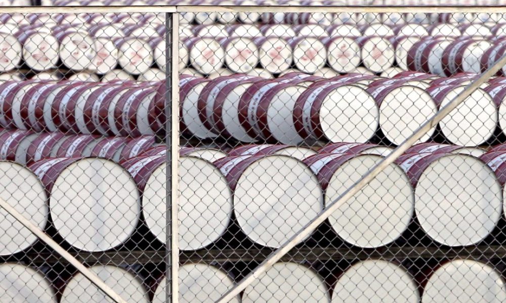 Fotografía de archivo que muestra barriles de petróleo. EFE/Bagus Indahono