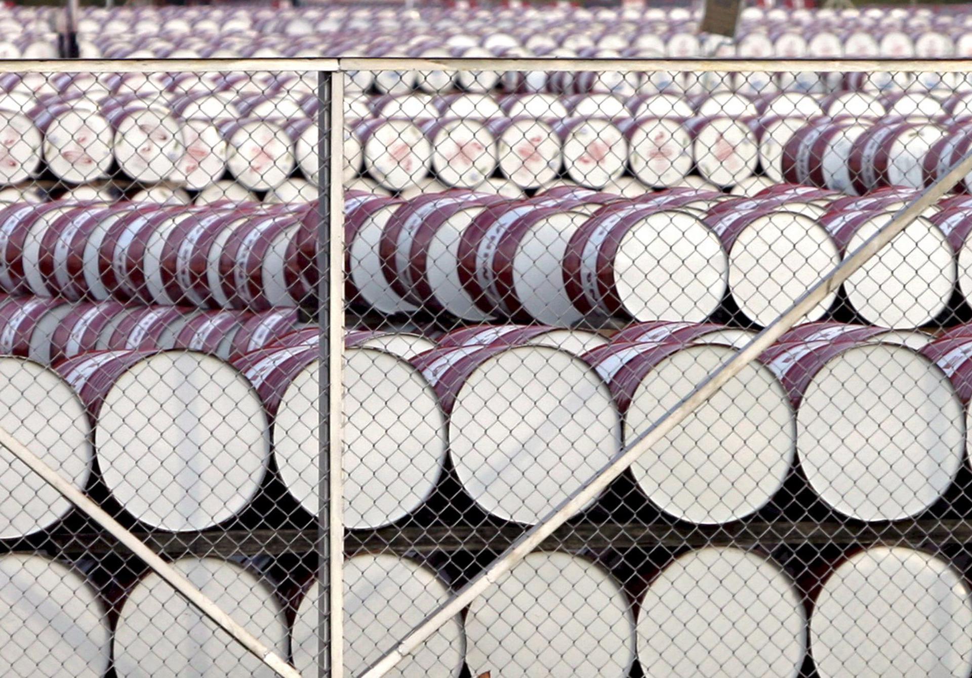 Fotografía de archivo que muestra barriles de petróleo. EFE/Bagus Indahono