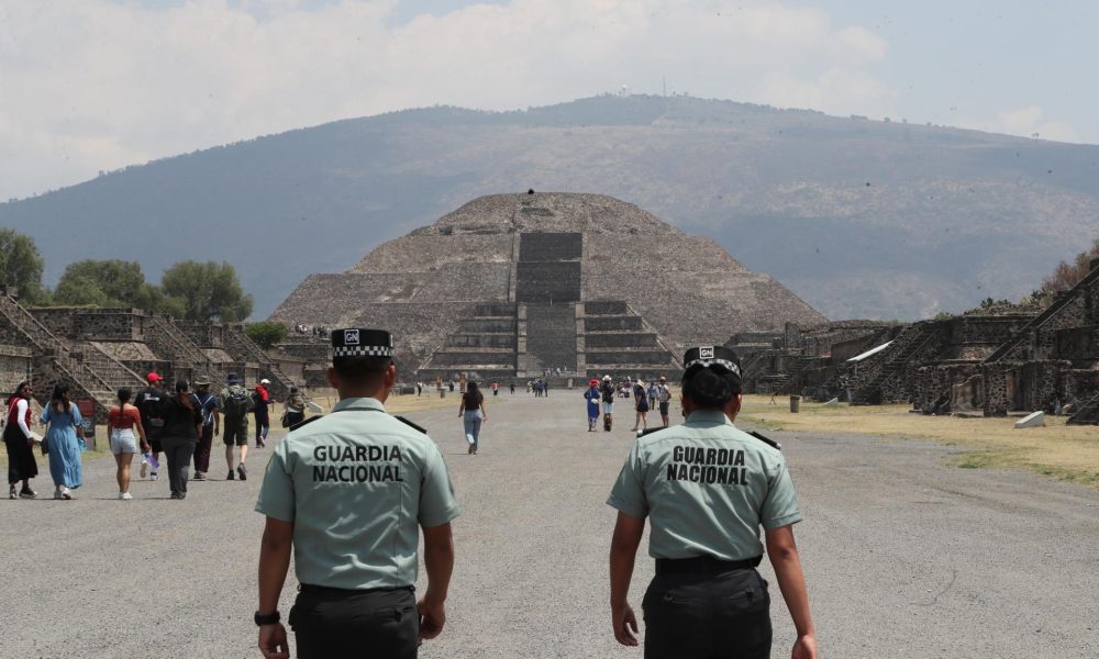 Elementos de la Guardia Nacional realizan rondines este miércoles en la zona arqueológica de Teotihuacán, en el Estado de México (México). EFE/Mario Guzmán
