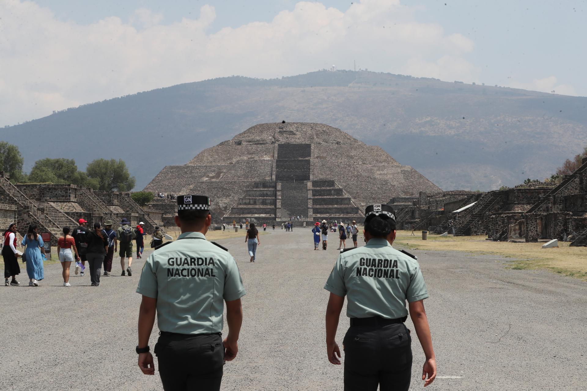 Elementos de la Guardia Nacional realizan rondines este miércoles en la zona arqueológica de Teotihuacán, en el Estado de México (México). EFE/Mario Guzmán