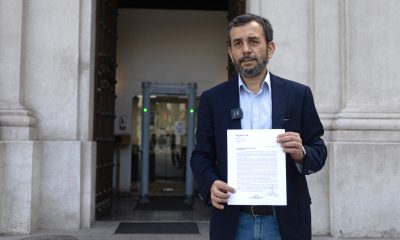 El vocero del Movimiento Integración y Liberación Homosexual (Movilh), Oscar Rementería, sostiene un documento este miércoles, frente al Palacio de la Moneda en Santiago (Chile). EFE/ Ailen Díaz