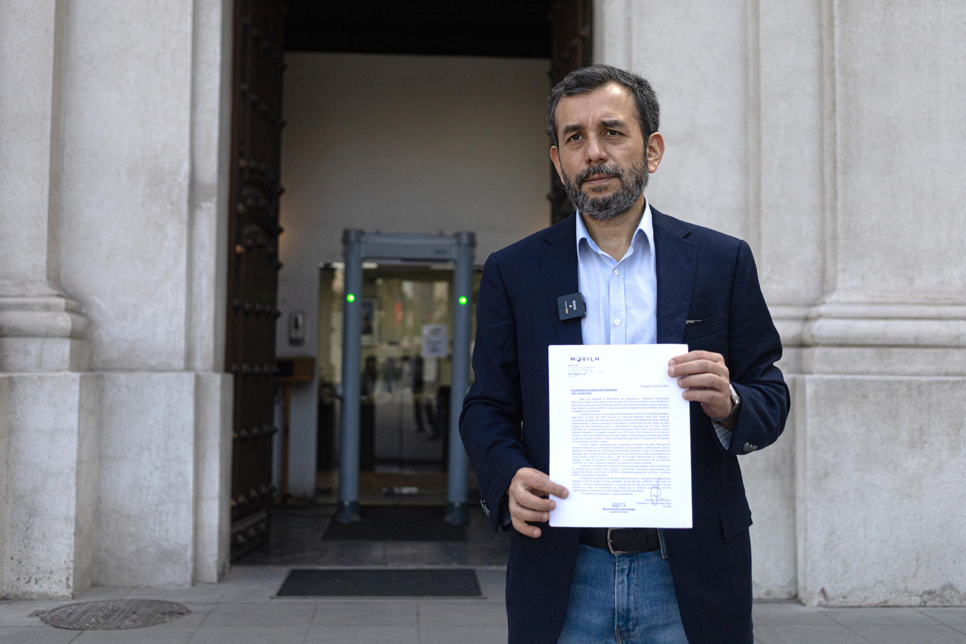 El vocero del Movimiento Integración y Liberación Homosexual (Movilh), Oscar Rementería, sostiene un documento este miércoles, frente al Palacio de la Moneda en Santiago (Chile). EFE/ Ailen Díaz