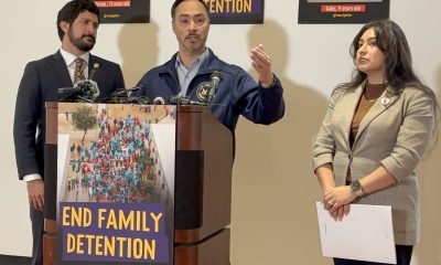 Los legisladores demócratas Joaquín Castro (c) y Greg Casar hablan durante una rueda de prensa este miércoles, en San Antonio, Texas (Estados Unidos). Más de 6.200 menores de edad han sido detenidos en centros para migrantes en Estados Unidos en el último año, según informaron legisladores demócratas en Texas.EFE/ Alejandra Arredondo