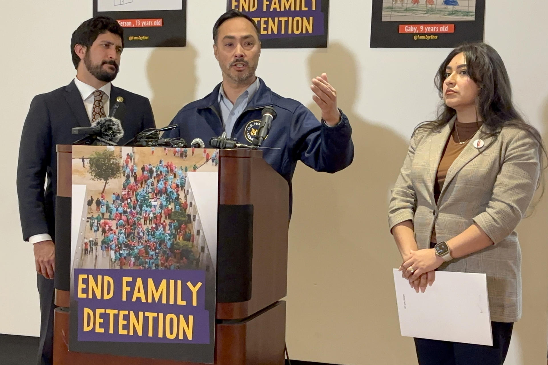 Los legisladores demócratas Joaquín Castro (c) y Greg Casar hablan durante una rueda de prensa este miércoles, en San Antonio, Texas (Estados Unidos). Más de 6.200 menores de edad han sido detenidos en centros para migrantes en Estados Unidos en el último año, según informaron legisladores demócratas en Texas.EFE/ Alejandra Arredondo