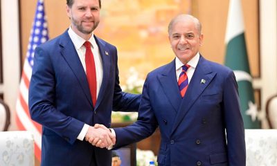 El vicepresidente JD Vance (izq.) estrecha la mano del primer ministro pakistaní Shehbaz Sharif (der.) durante una reunión en Islamabad, Pakistán, el 11 de abril de 2026. EFE/MINISTERIO DE EXTERIORES DE PAKISTÁN