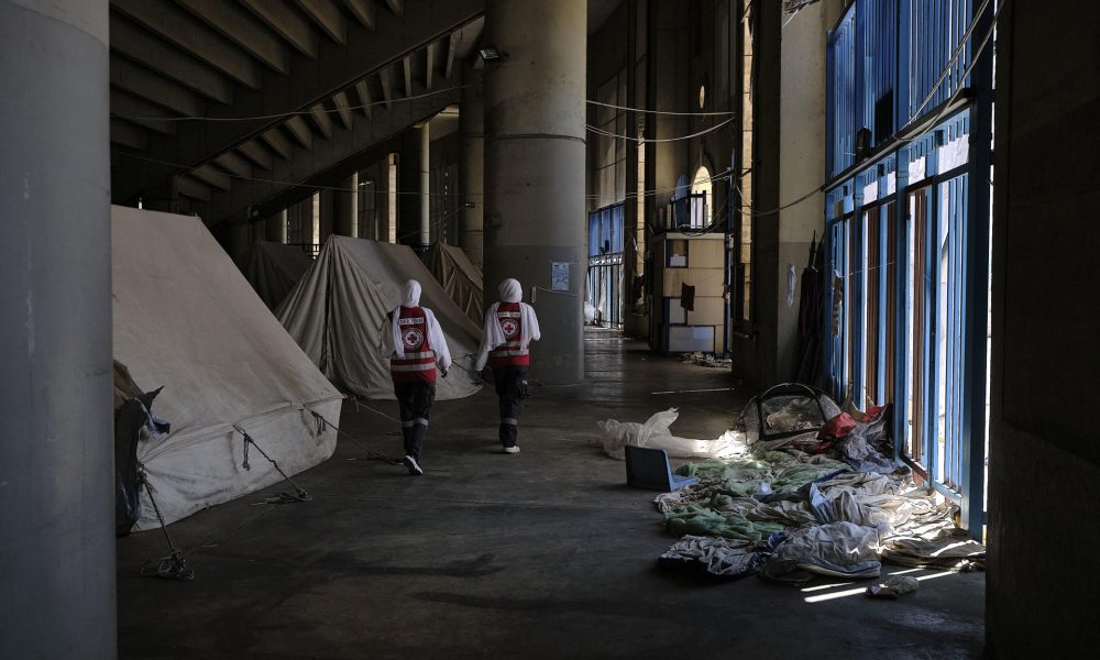 Al cumplirse una semana del anuncio de un alto el fuego con Israel, Mohamad Nazha aún comparte una tienda de campaña con su familia en el estadio Camille Chamoun de Beirut, incapaz de confiar en el futuro de la medida, como la mayoría de los otros desplazados en este albergue comunal. Según las últimas cifras difundidas por la Unidad de Gestión de Riesgo en Desastres, este miércoles había más de 121.000 desplazados en albergues oficiales del país, apenas 20.000 menos que antes de la entrada en vigor del frágil cese de hostilidades la medianoche del 16 al 17 de abril. EFE/ Edgar Gutiérrez