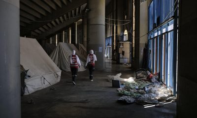Al cumplirse una semana del anuncio de un alto el fuego con Israel, Mohamad Nazha aún comparte una tienda de campaña con su familia en el estadio Camille Chamoun de Beirut, incapaz de confiar en el futuro de la medida, como la mayoría de los otros desplazados en este albergue comunal. Según las últimas cifras difundidas por la Unidad de Gestión de Riesgo en Desastres, este miércoles había más de 121.000 desplazados en albergues oficiales del país, apenas 20.000 menos que antes de la entrada en vigor del frágil cese de hostilidades la medianoche del 16 al 17 de abril. EFE/ Edgar Gutiérrez