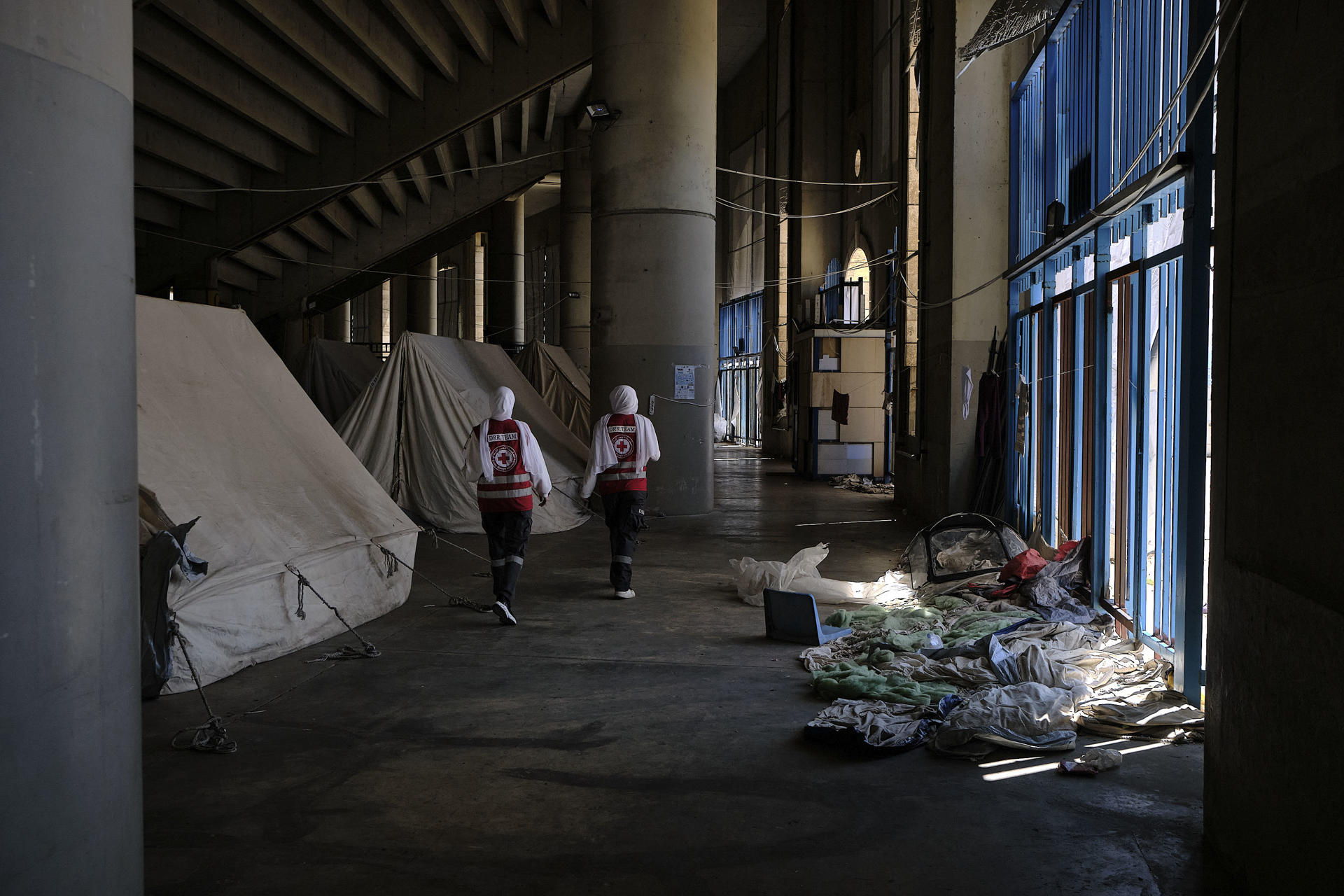 Al cumplirse una semana del anuncio de un alto el fuego con Israel, Mohamad Nazha aún comparte una tienda de campaña con su familia en el estadio Camille Chamoun de Beirut, incapaz de confiar en el futuro de la medida, como la mayoría de los otros desplazados en este albergue comunal. Según las últimas cifras difundidas por la Unidad de Gestión de Riesgo en Desastres, este miércoles había más de 121.000 desplazados en albergues oficiales del país, apenas 20.000 menos que antes de la entrada en vigor del frágil cese de hostilidades la medianoche del 16 al 17 de abril. EFE/ Edgar Gutiérrez