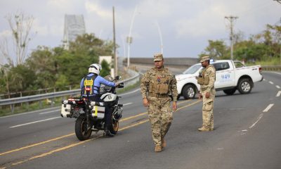 Agentes del Servicio Nacional Aeronaval de Panamá (Senan) cierran el acceso vehicular al puente de las Américas debido a un incendio de camiones cisternas este lunes, en Ciudad de Panamá (Panamá). EFE/ Bienvenido Velasco