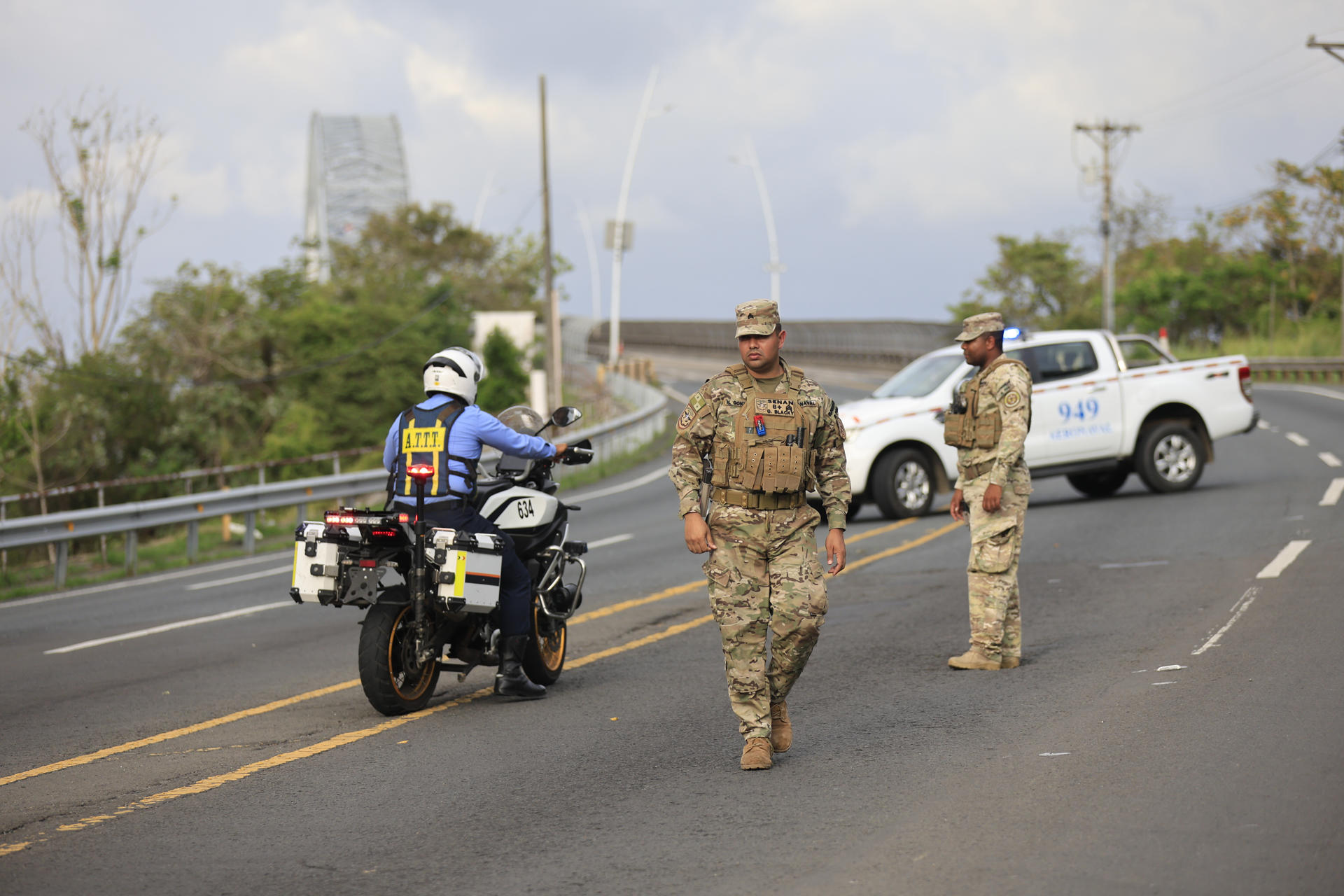 Agentes del Servicio Nacional Aeronaval de Panamá (Senan) cierran el acceso vehicular al puente de las Américas debido a un incendio de camiones cisternas este lunes, en Ciudad de Panamá (Panamá). EFE/ Bienvenido Velasco