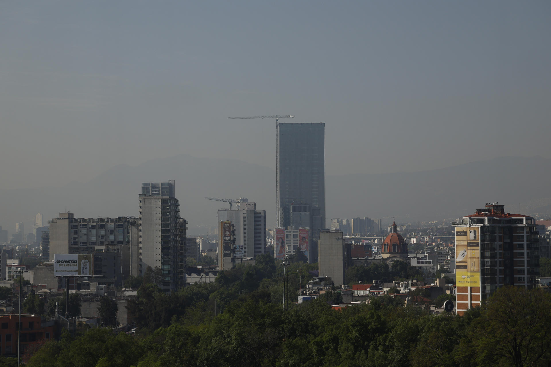 Fotografía de archivo que muestra una capa de contaminación en Ciudad de México (México). EFE/ Sáshenka Gutiérrez