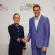 El presidente del Gobierno de España, Pedro Sánchez (derecha), saluda a la presidenta de México, Claudia Sheinbaum (izquierda), a su llegada a la cumbre 'Defendiendo la Democracia', celebrada en Barcelona, España, el 18 de abril de 2026. EFE/Alberto Estevez