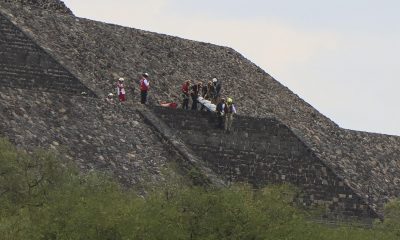 Peritos forenses y personal de la policía trabajan en la zona donde se registró un ataque con arma de fuego este lunes, en la zona arqueológica de Teotihuacán (México). EFE/Madla Hartz