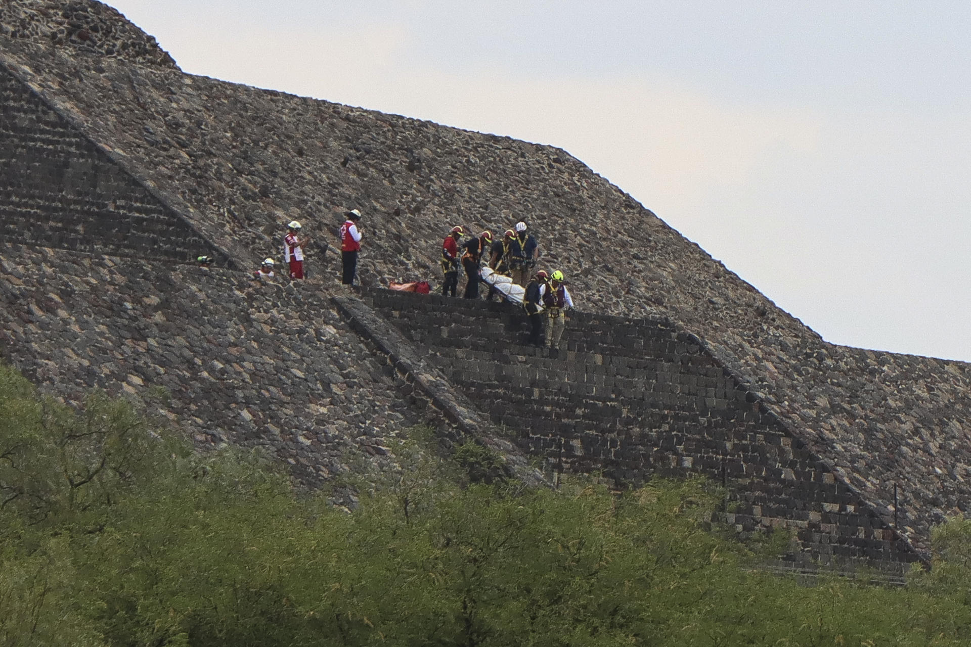 Peritos forenses y personal de la policía trabajan en la zona donde se registró un ataque con arma de fuego este lunes, en la zona arqueológica de Teotihuacán (México). EFE/Madla Hartz
