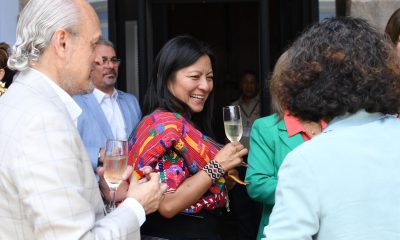 La gobernadora de Sacatepéquez, Angelina Aspuac (c), y el presidente de la Cámara Española en Guatemala, Rafael Briz (i), participan en el Festival de Vino y Gastronomía Española Carnaval Canario este sábado, en Ciudad de Guatemala (Guatemala). EFE/ Alex Cruz
