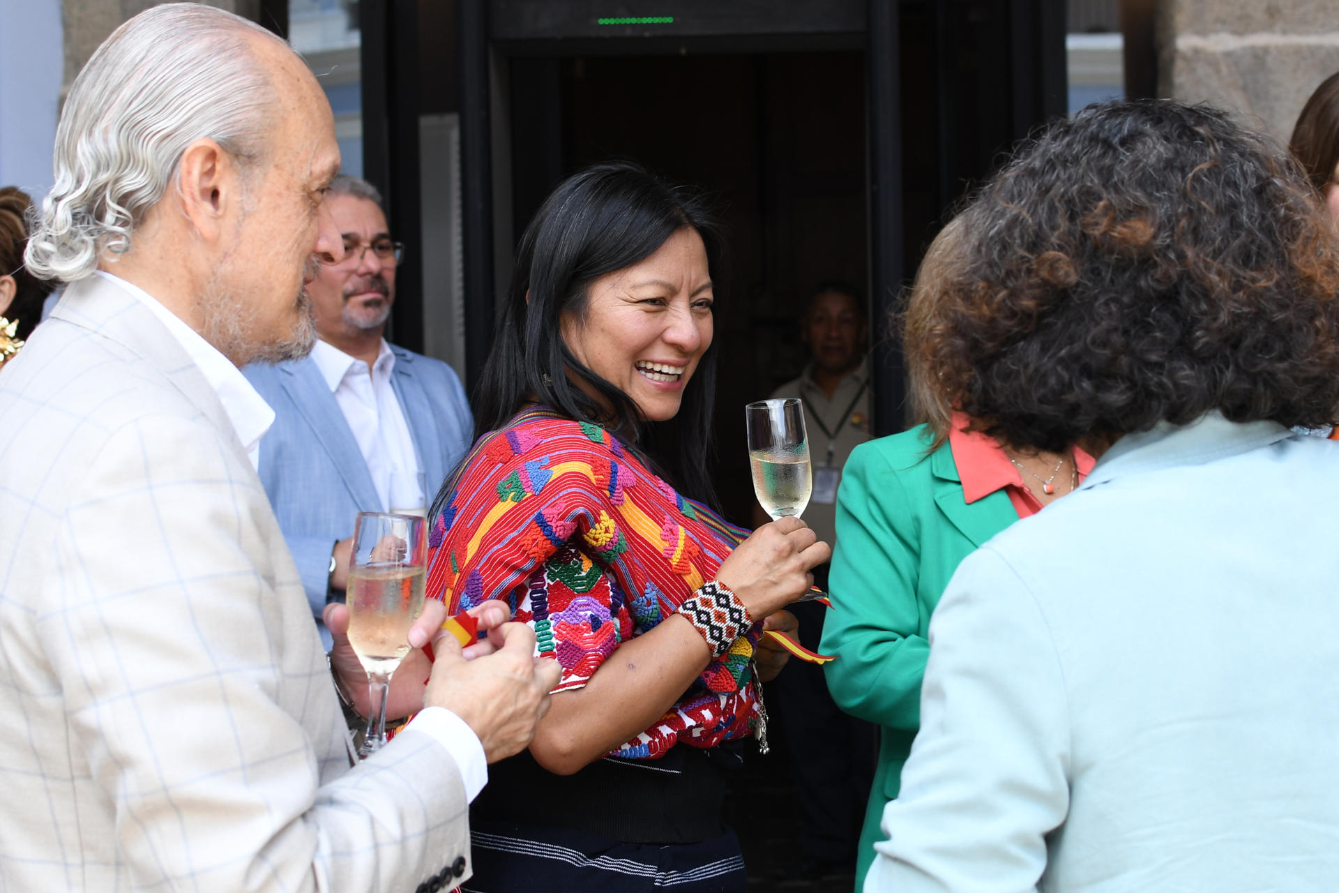 La gobernadora de Sacatepéquez, Angelina Aspuac (c), y el presidente de la Cámara Española en Guatemala, Rafael Briz (i), participan en el Festival de Vino y Gastronomía Española Carnaval Canario este sábado, en Ciudad de Guatemala (Guatemala). EFE/ Alex Cruz