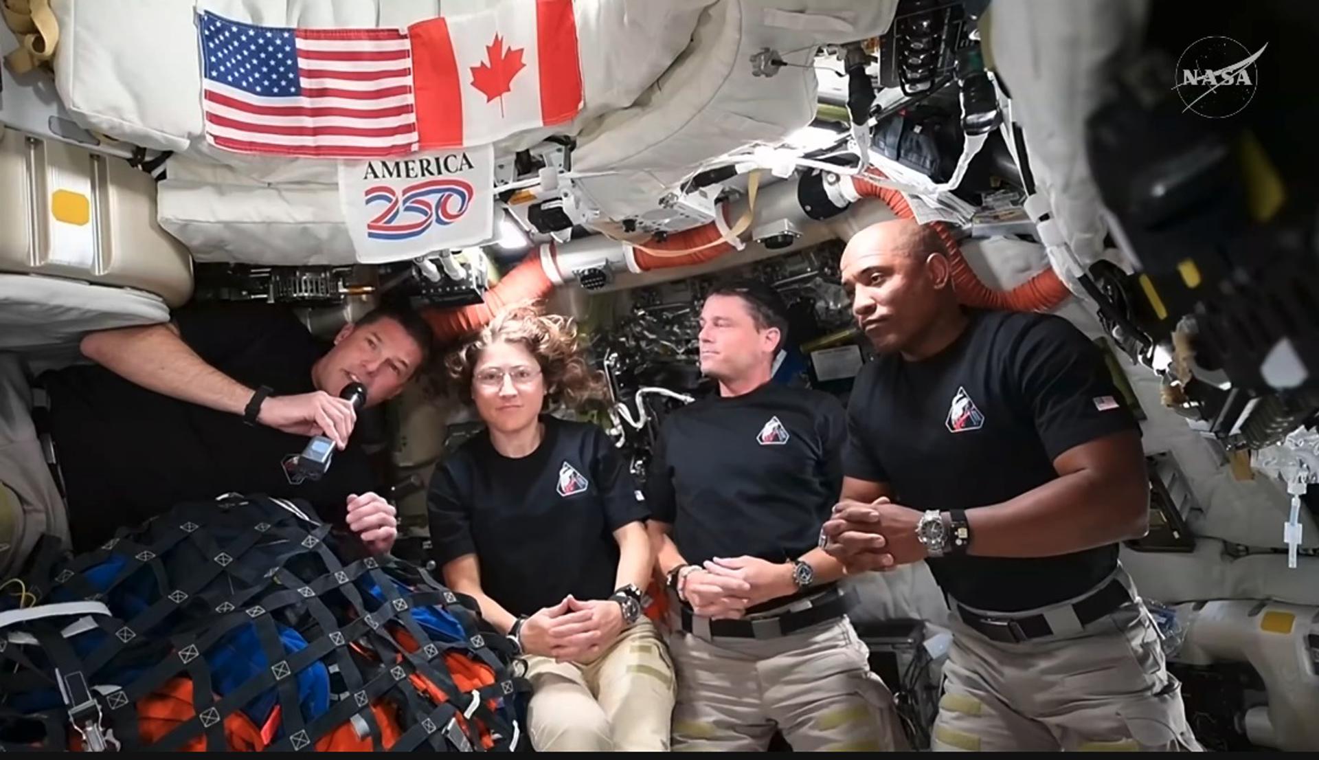Captura de video tomada de la cuenta oficial en X @NASA que muestra desde la izquierda a los astronautas; Reid Wiseman, Christina Koch, Jeremy Hansen y Victor Glover saludando durante una conversación en directo desde la nave Orión de la misión Artemis II con el presidente de Estados Unidos, Donald Trump. EFE/ @NASA /SOLO USO EDITORIAL/ NO VENTAS/ SOLO DISPONIBLE PARA ILUSTRAR LA NOTICIA QUE ACOMPAÑA (CRÉDITO OBLIGATORIO)