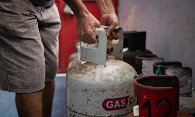 Imagen de archivo de una persona cargando un cilindro de gas. EFE/ Rayner Peña R.