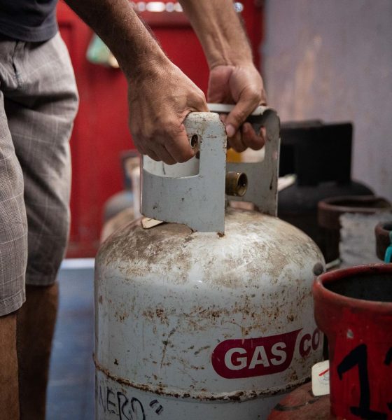 Imagen de archivo de una persona cargando un cilindro de gas. EFE/ Rayner Peña R.
