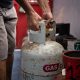 Imagen de archivo de una persona cargando un cilindro de gas. EFE/ Rayner Peña R.