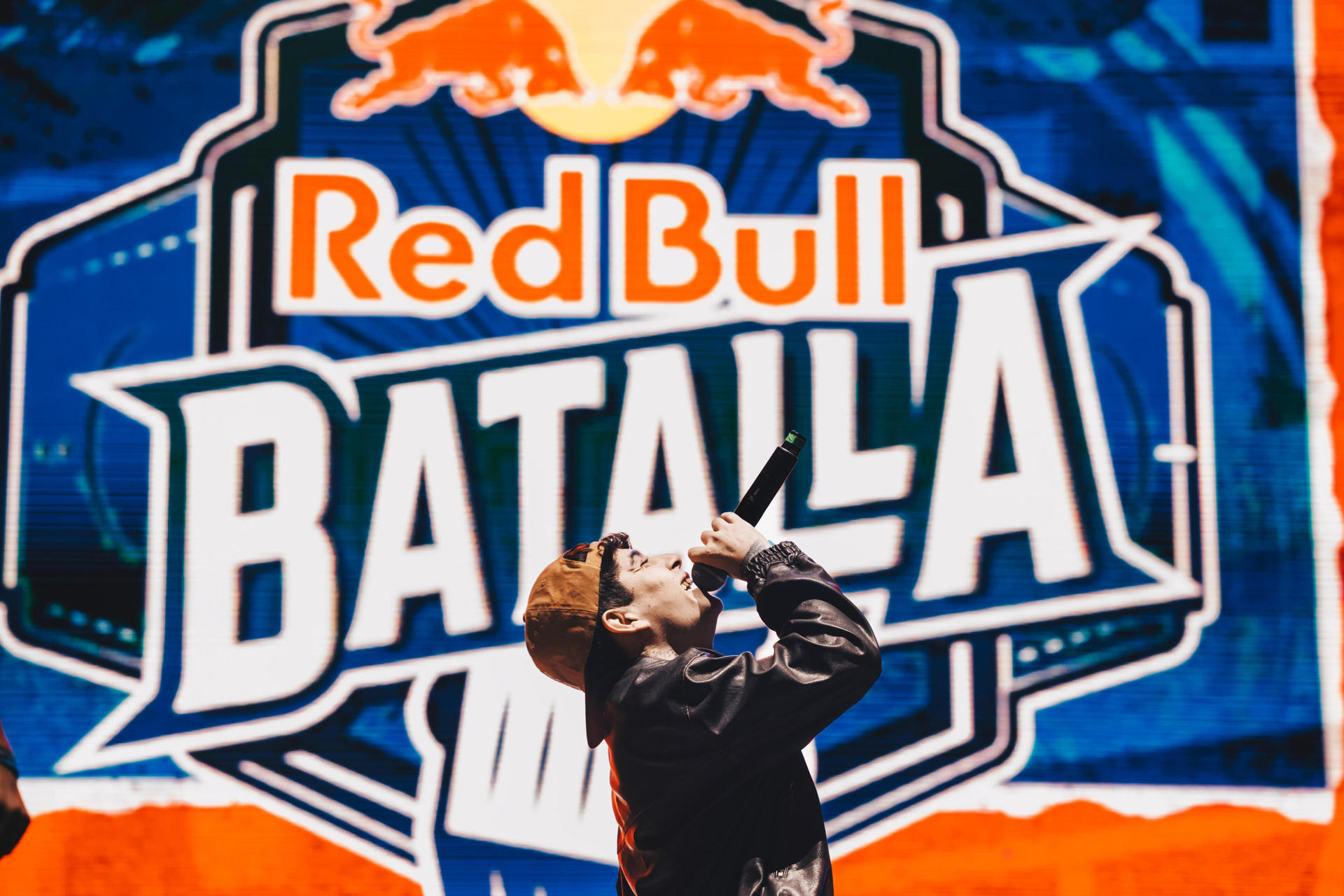 Imagen de archivo en la que se muestra al rapero chileno El Menor, quien se ha convertido en campeón internacional de las batallas de gallos este sábado, cantando durante un evento de Red Bull Batalla, en Concepción (Chile). EFE/ Gary Go / Red Bull Content Pool /SOLO USO EDITORIAL/ NO VENTAS/ SOLO DISPONIBLE PARA ILUSTRAR LA NOTICIA QUE ACOMPAÑA (CRÉDITO OBLIGATORIO)