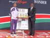 -El presidente de Kenia, William Ruto, regaló este jueves al atleta keniano Sabastian Sawe un automóvil y ocho millones de chelines (53.000 euros) por batir un récord mundial el pasado domingo en el maratón de Londres y convertirse en el primero en bajar de dos horas en competición oficial en esa prueba.-EFE/ Presidencia de Kenia ***SOLO USO EDITORIAL/SOLO DISPONIBLE PARA ILUSTRAR LA NOTICIA QUE ACOMPAÑA (CRÉDITO OBLIGATORIO)***
