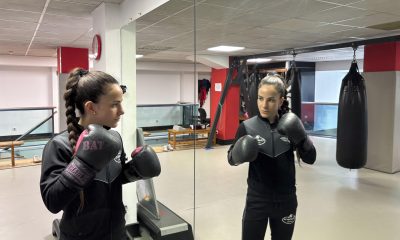 La boxeadora aspirante a campeona de Europa del peso mínimo, Mariluz 'La Joyita' Peral, piensa que las claves para levantar este sábado en Santander el cinturón estarán en tener una mentalidad más ganadora y aplicar mejor la estrategia que su rival, la italiana Federica Macrí. En una entrevista con EFE, 'La Joyita' (Santander, 1997), que mañana, sábado, en el Pabellón de La Albericia, luchará por alzarse con el título europeo de boxeo, explica lo que supondría para ella ese título, cómo está llevando la semana, sus inicios en el boxeo o la diferencia entre los hombres y las mujeres en este deporte. EFE/ Kike Serrano Mirones