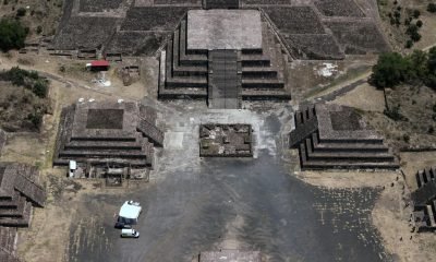 Fotografía aérea donde se observan agentes investigadores en la zona de la Pirámide de la Luna este martes, en el municipio de San Juan Teotihuacán en el Estado de México (México). EFE/Franyeli García