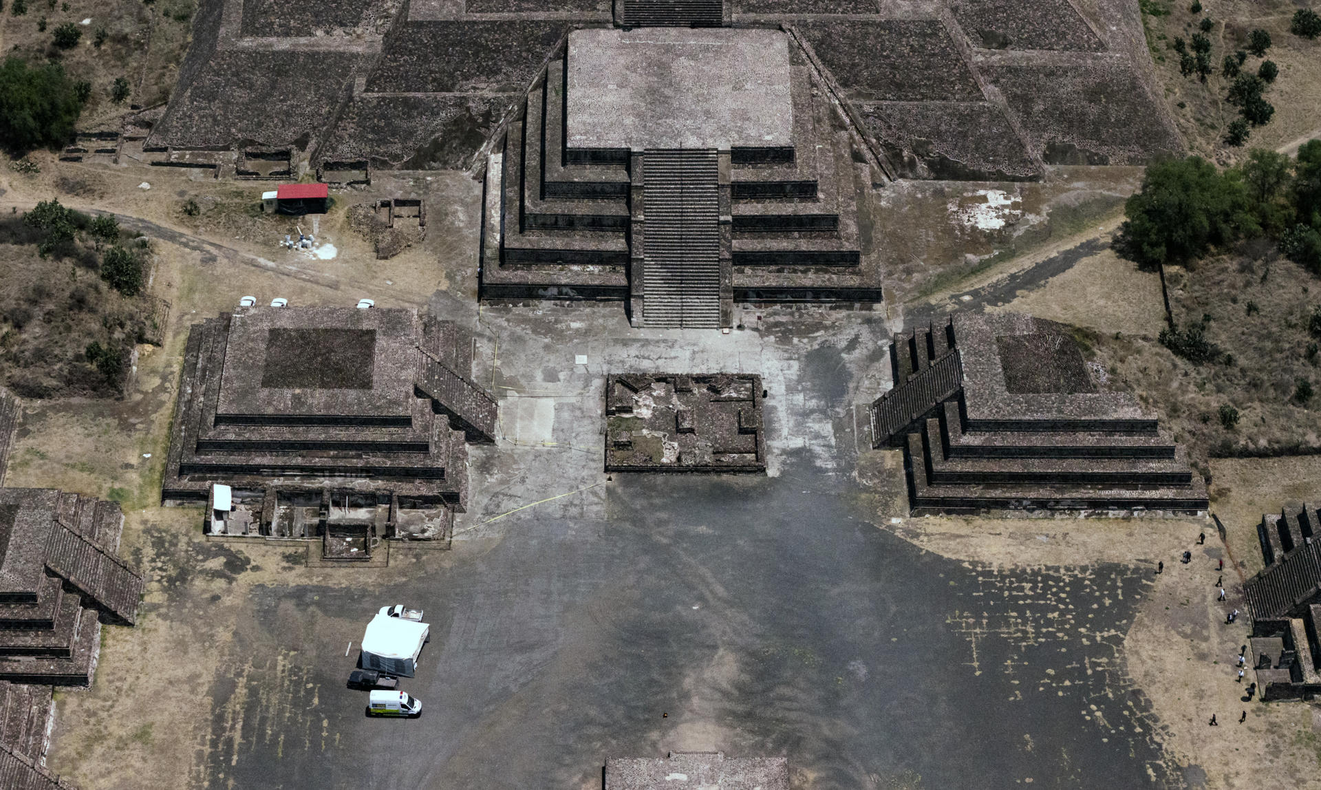 Fotografía aérea donde se observan agentes investigadores en la zona de la Pirámide de la Luna este martes, en el municipio de San Juan Teotihuacán en el Estado de México (México). EFE/Franyeli García