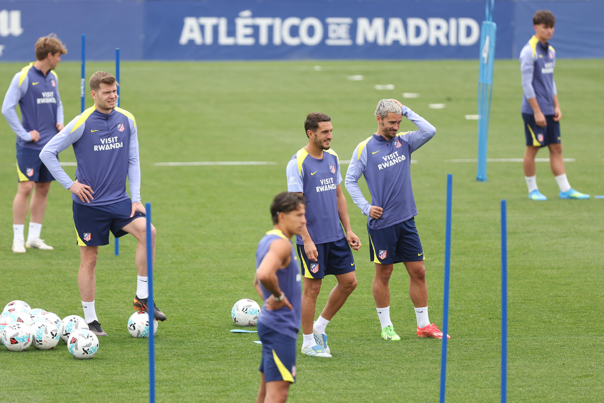 Sorloth, junto a Griezmann, Koke y Giuliano. EFE/ Kiko Huesca