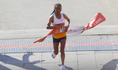 La etíope Tigst Belew dominó este domingo el Maratón de Santiago al terminar su recorrido en 2 horas, 27 minutos y 57 segundos. EFE/Esteban Garay