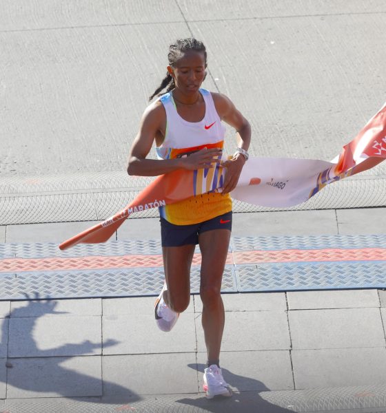 La etíope Tigst Belew dominó este domingo el Maratón de Santiago al terminar su recorrido en 2 horas, 27 minutos y 57 segundos. EFE/Esteban Garay