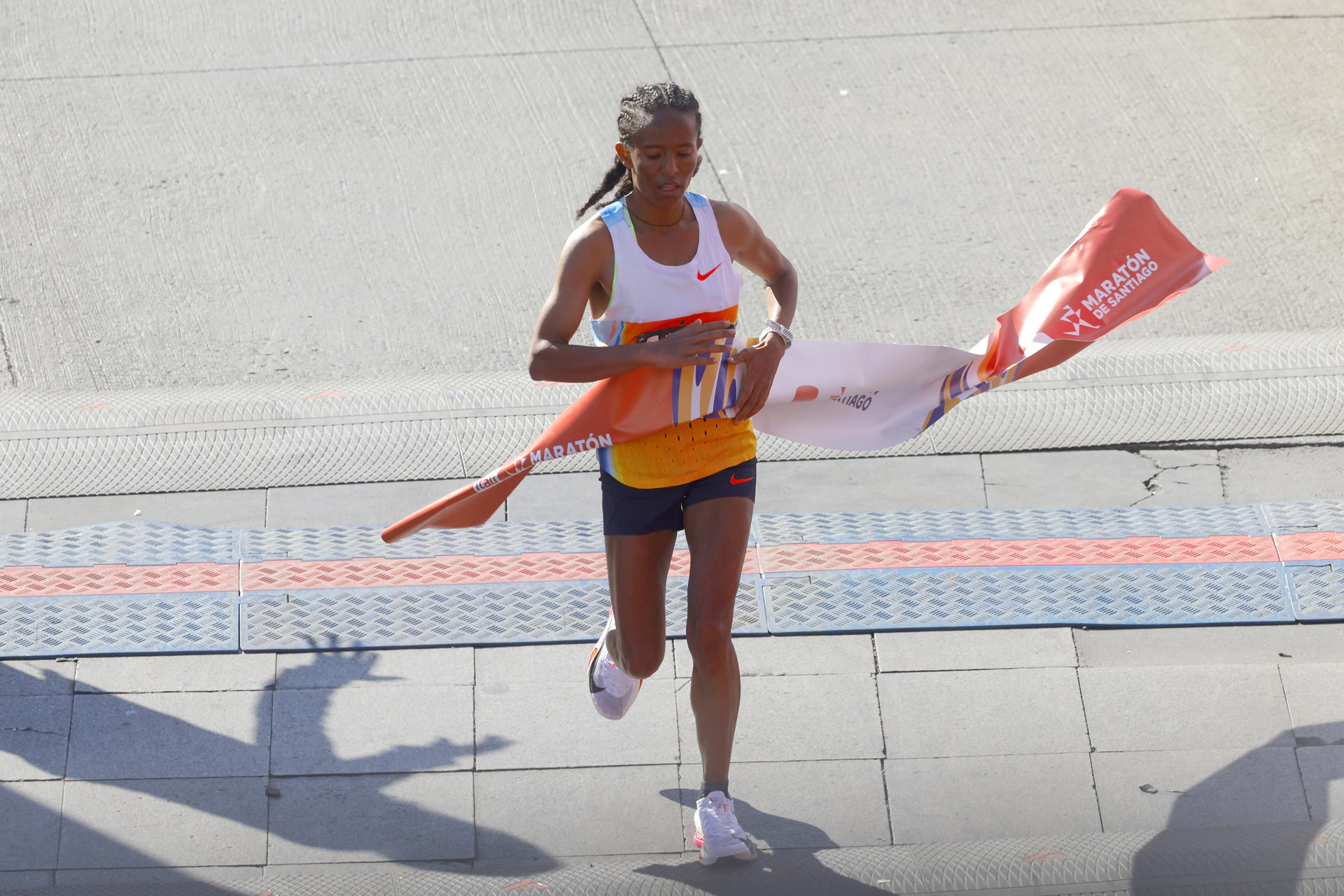 La etíope Tigst Belew dominó este domingo el Maratón de Santiago al terminar su recorrido en 2 horas, 27 minutos y 57 segundos. EFE/Esteban Garay